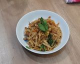 Foto langkah ke 6 dari resep Kwetiau Goreng Ayam Sosis.