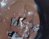 Foto del paso 3 de la receta: Esfera de chocolate rellena de helado de fresa