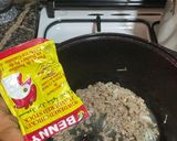 A picture of step 2 of Oriental rice /minced meat rice.