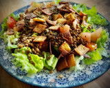Foto del paso 4 de la receta: Ensalada templada de lentejas beluga con chips aromatizados de tortilla