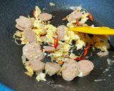 Foto langkah ke 3 dari resep Nasi goreng sosis bumbu iris (892).