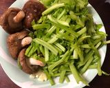 鮮菇菠菜梗的食譜步驟1照片