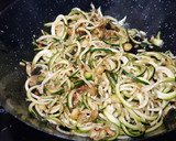 Foto del paso 4 de la receta: Huevo frito y espaguetis de calabacín al ajillo con bacon