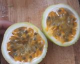 รูปขั้นตอนการทำที่ 1 ของ น้ำสลัดเสาวรส+เมล็ดมะละกอ Passion + Papaya Seeds Salad Dressing