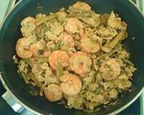 Foto del paso 6 de la receta Revuelto de ajetes, langostinos y espárragos verdes