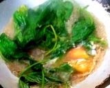 รูปขั้นตอนการทำที่ 5 ของ ผักโขมผัดกะปิใส่ไข่