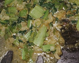 Foto del paso 1 de la receta: Salsa de pencas de acelga y cebolla (reciclaje)