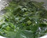 Foto langkah ke 2 dari resep Sayur Daun Singkong & Teri Santan.