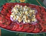 Une image de l'étape 10 de Salade de tomates aux pommes anciennes, oignon rouge et roquefort.