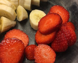 Foto del paso 2 de la receta: Merienda de fresas, plátano y yogur de coco🍌 🍓 🥥