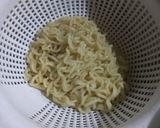 Foto langkah ke 1 dari resep Indomie Goreng Versi Simpel tapi Bikin Nagih😋.
