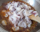 Foto del paso 2 de la receta: Guiso de calamares con patatas