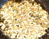Foto del paso 3 de la receta: Tortilla de espinacas con pasas y piñones
