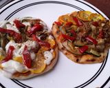 Foto del paso 5 de la receta: Pizzas🍕de vegetales🥗en pan turco🍕