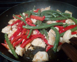 Foto del paso 4 de la receta: Pollo salteado con verduras al jengibre y salsa de ostras