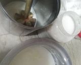 A picture of step 1 of Dahi ki meethi lassi.