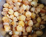 A picture of step 1 of Lotus Seed and Dried Longan Sweet Soup (Chè Hạt Sen Nhãn Nhục).