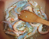 Foto del paso 3 de la receta: Gambas frescas salteadas al ajillo y perejil