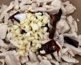 Foto langkah ke 2 dari resep Gai Phad Nam Mon Hoi (Chicken Oyster Sauce).