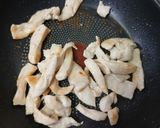 Foto del paso 2 de la receta: Crepes de trigo sarracenos relleno de espinacas baby, calabacín y cebolla con pollo y queso vegano