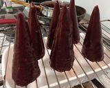 Foto del paso 8 de la receta: Sombreros de brujas con chocolate y sorpresas para Halloween 🧙