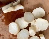 Hình bước làm 1 của món Nấm lúc lắc ớt chuông