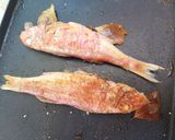 Foto del paso 3 de la receta: Salmonetes a la plancha🍃
