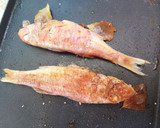 Foto del paso 3 de la receta: Salmonetes a la plancha🍃