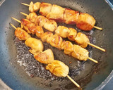 Foto del paso 4 de la receta: Brochetas de pollo marinadas