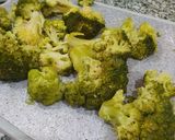 Foto del paso 1 de la receta: 🥦 Snack de brócoli con parmesano y salsa de alubias para dipear 🥣