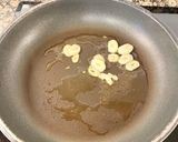 Foto del paso 7 de la receta Huevos rellenos con gula, aguacate y langostinos