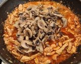 Szalonnás–gombás–vajbabos sertéstokány🥓🍄‍🟫🫘 recept fázis 5 fotója