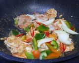 รูปขั้นตอนการทำที่ 2 ของ กุ้งผัดผงกะหรี่
