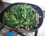 Foto del paso 1 de la receta: Panqueque de espinaca, champiñón y queso azul