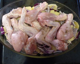 Foto del paso 2 de la receta: Pollo a la miel con patatas y cebolla