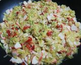 Foto del paso 2 de la receta: Carnaval de calabacín, puerro y piquillo con surimi🎉🎨