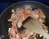 Foto del paso 2 de la receta: Fettuccine con cremoso de cabra con gulas y gambones