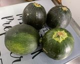 Une image de l'étape 1 de Courgettes rondes et oignon rouge au pesto.