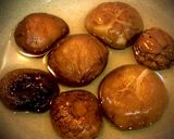 Hình bước làm 1 của món Gà Om Ba Loại Nấm