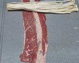 Foto langkah ke 2 dari resep Enoki Beef Roll.