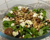 Foto del paso 3 de la receta: Ensalada de canónigos con queso de cabra, nueces y mermelada de frambuesa