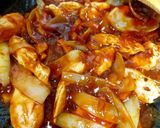 A picture of step 7 of My Tasty Chicken, Onion in BBQ Sauce with Homemade Chips 🤩.