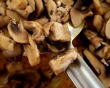 A picture of step 5 of Mushroom do pyaza.