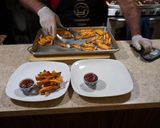 Foto del paso 4 de la receta: Alas de pollo adobadas y bastones de camote amarillo asado