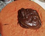 Foto del paso 5 de la receta: Bizcochuelo rojo con dulce de leche, chocolate y frutillas