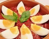Foto del paso 10 de la receta: Huevos duros  con sofrito de tomate y pan frito