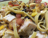 Foto del paso 4 de la receta: Tallarines con pollo, higos, tomate, mango, atún y maíz