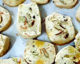 केसर पिस्ता कुकिज़ (kesar pista cookies recipe in Hindi) रेसिपी चरण 7 फोटो