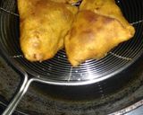 A picture of step 7 of Aloo samosa.
