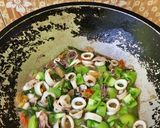 Foto langkah ke 4 dari resep Tumis Cumi Cabe Ijo.